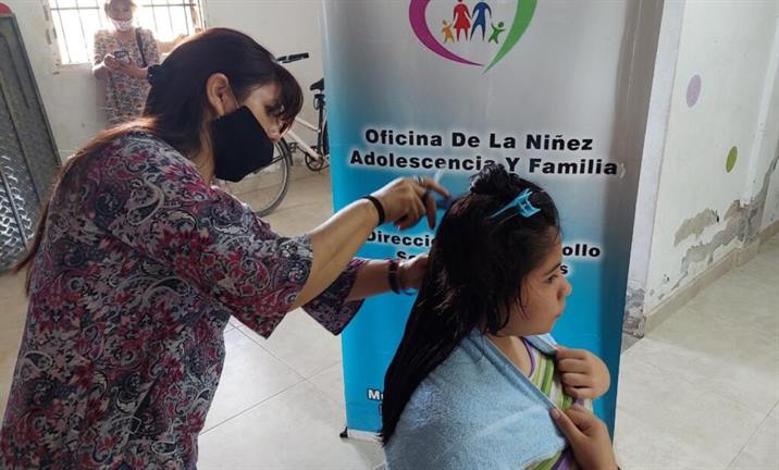Cortes de pelo gratuitos para niños del barrio Sarmiento