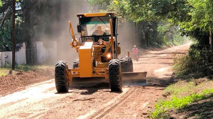 Mejoran los caminos vecinales en La Dársena y San Ramón