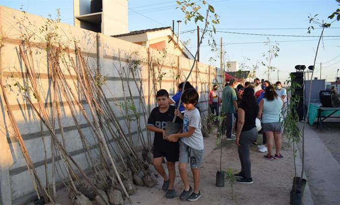 Plan de reforestación: entregarán árboles en el barrio Santa Lucía