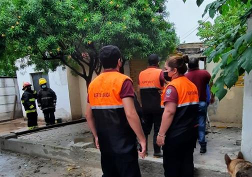 Cayó el techo de su casa y quedó entre los escombros