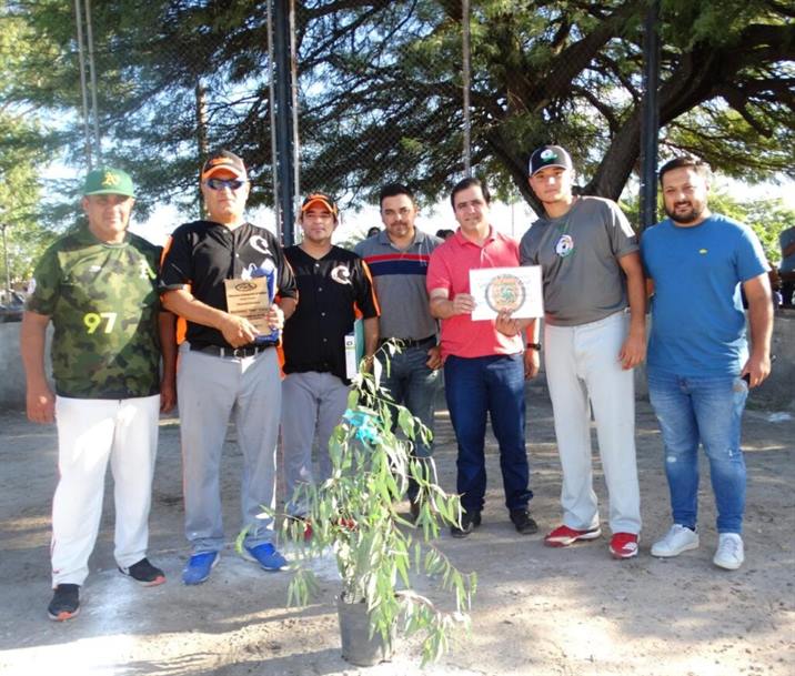 Emotivo homenaje a uno de los impulsores del softbol en Clodomira
