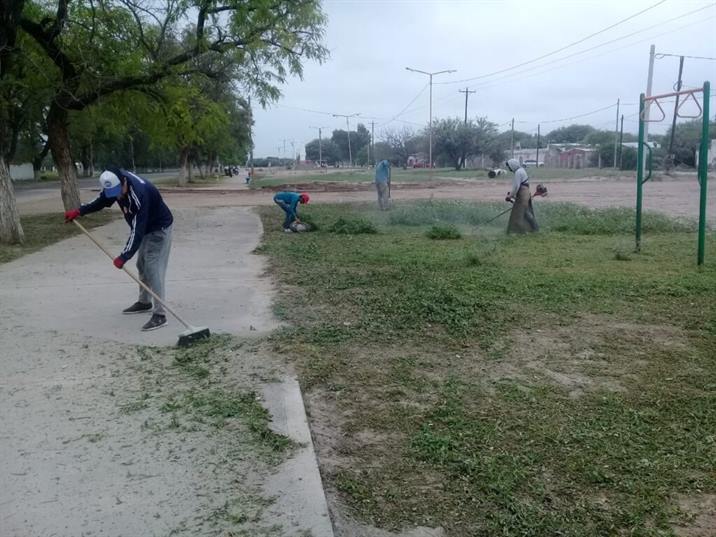 Intensifican la limpieza y desmalezamiento en Clodomira