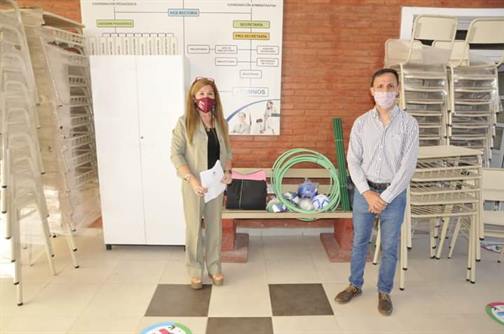 Entregan insumos a una escuela de Fernández