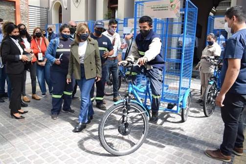 Recicladores urbanos recibieron tricicletas eléctricas