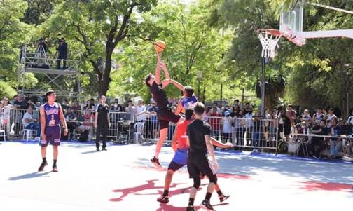 El básquet se adueñó de la plaza Libertad El básquet se adueñó de la plaza Libertad