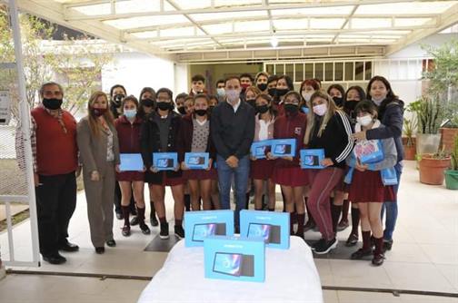 Alumnos de Fernández recibieron sus tablets