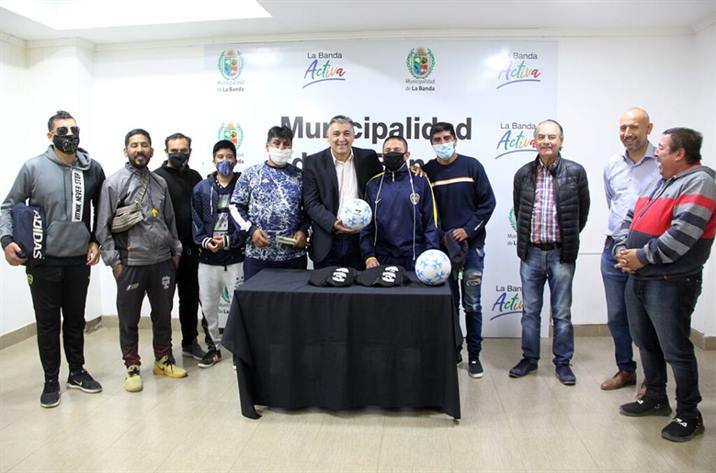 Los Leones recibieron elementos deportivos Los Leones recibieron elementos deportivos