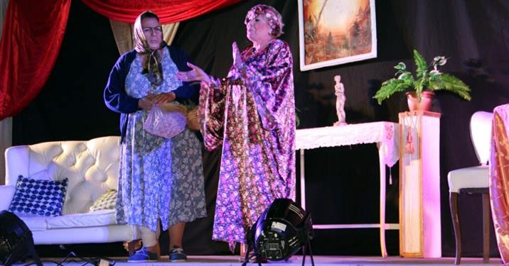 Los pinteños disfrutaron de la obra teatral “Dos pícaras jubiladas”