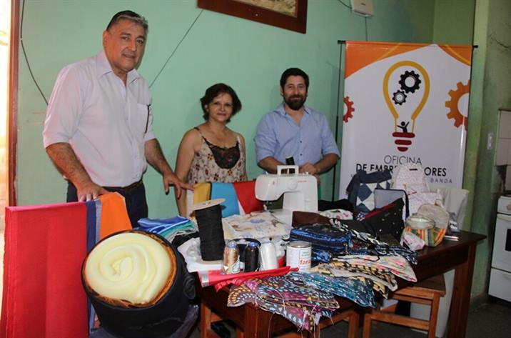Entregan insumos de marroquinería a una emprendedora bandeña Entregan insumos de marroquinería a una emprendedora bandeña