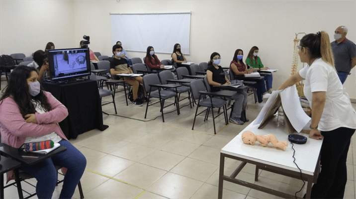 Aulas híbridas: el sistema que permite a estudiantes de Humanidades cursar desde sus casas