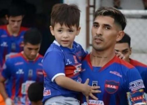 La tierna imagen de un jugador de Güemes que entró a la cancha con su hijo autista