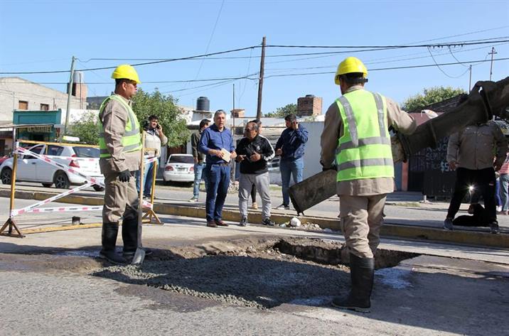 Reparan y nivelan calles en barrios de La Banda