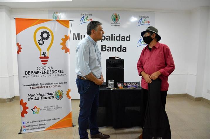 Entregan instrumentos musicales a un cantante callejero de La Banda