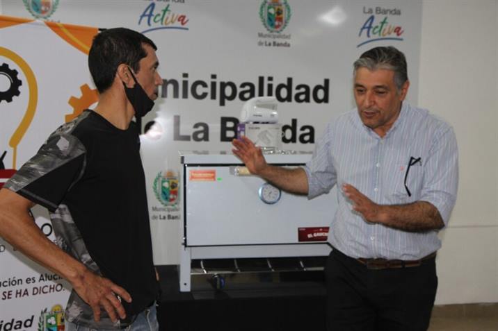 Ayudan con materiales a un emprendedor gastronómico bandeño Ayudan con materiales a un emprendedor gastronómico bandeño