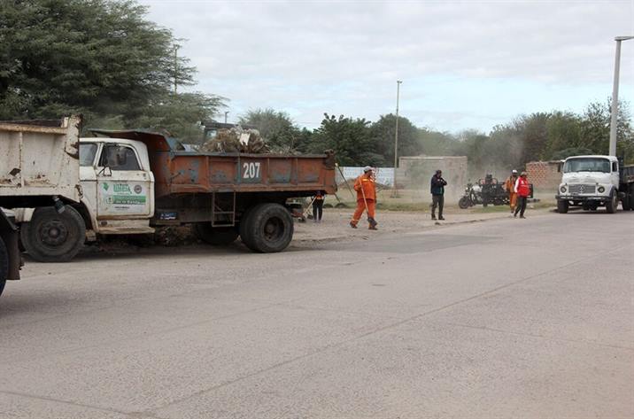 Realizan tareas de limpieza, desmalezamiento y rastrado en barrios