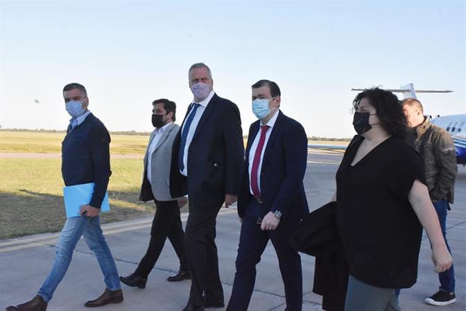 Vizzotti, Zabaleta y Perczyk arriban a Santiago para lanzar un plan oftalmológico