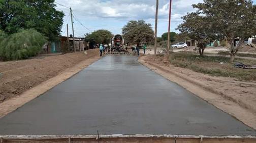 Ejecutan obras de pavimentación en barrios de Quimilí