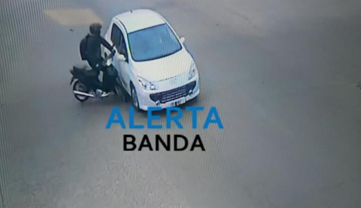 Identifican a conductor que chocó al cruzar un semáforo en rojo