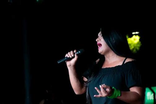 Debuta Morena Lescano, la primera cantante trans santiagueña