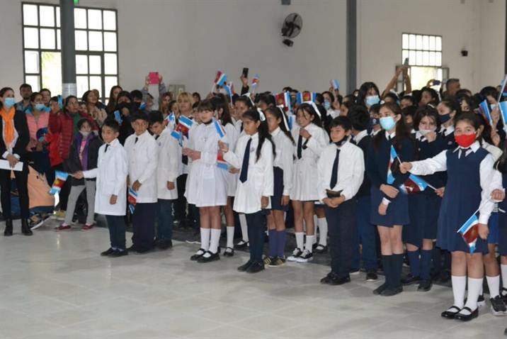 Emotiva promesa de lealtad de estudiantes añatuyenses