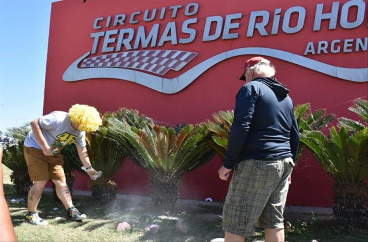 Pasión sin límites: esparció las cenizas de su hermano, fanático del MotoGP