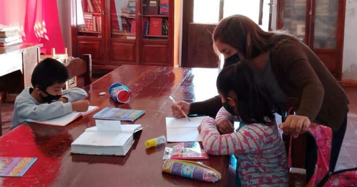 Dictan clases de apoyo gratuitas para niños y niñas de Pinto