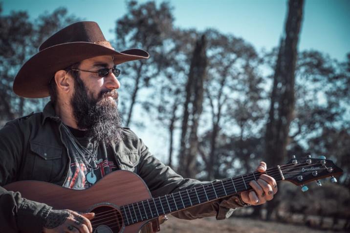 Piti Fernández presenta las canciones de su proyecto solista en el teatro 25 de Mayo