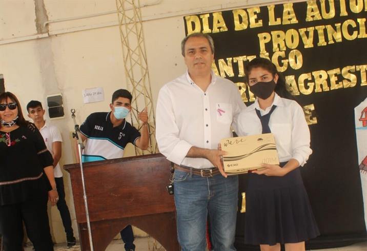 Estudiantes de Colonia El Simbolar  recibieron tablets