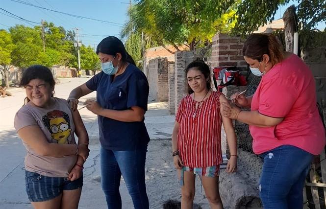 Héroes anónimos: recorren la provincia vacunando a santiagueños