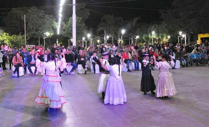 Exitosa jornada de baile y canto en la plaza Belgrano