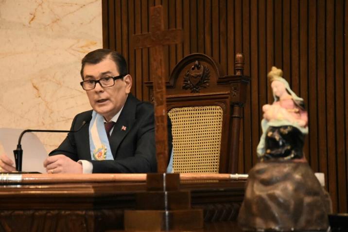 Anuncian un bono de $50 mil para empleados públicos
