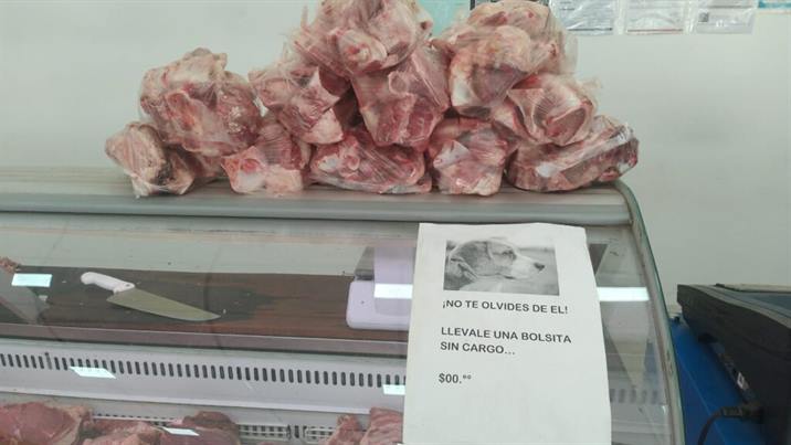 Carnicería regala bolsitas con carne para los perros