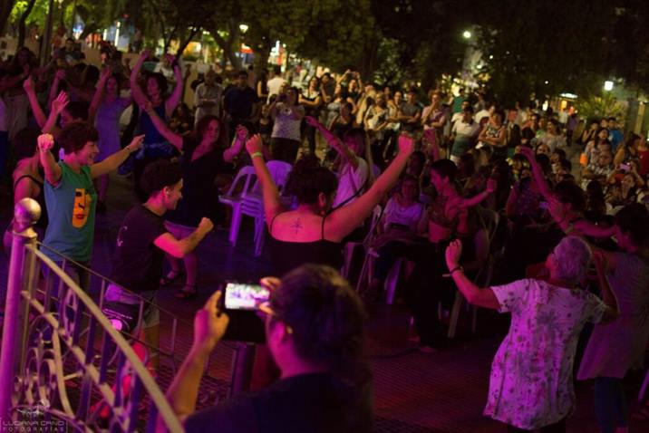 Sectores de la cultura santiagueña se manifiestan en la plaza Libertad Sectores de la cultura santiagueña se manifiestan en la plaza Libertad