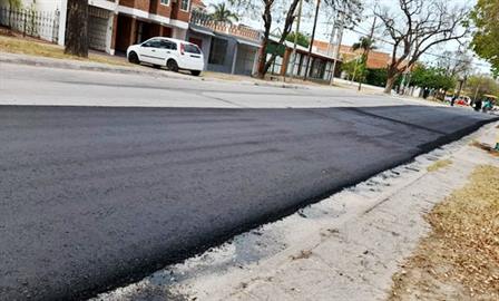 Avanza el reencarpetado en avenida Belgrano y mejoran la iluminación y cordones
