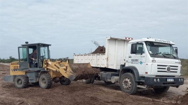 Ejecutan mejoras en la zona del canal de riego de Colonia El Simbolar