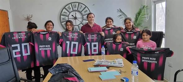 Entregan camisetas de fútbol a equipos de Clodomira