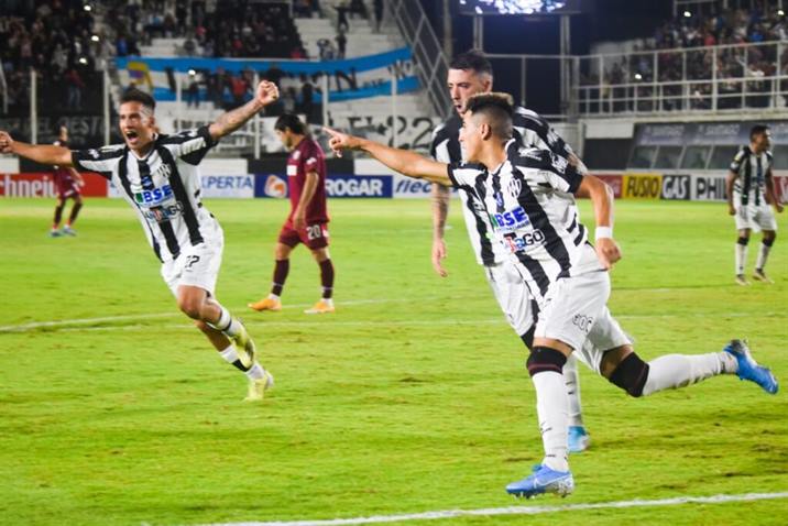 Central no pudo mantener la diferencia y Lanús lo empató