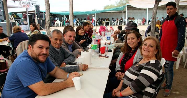 Trabajadores celebraron su día con un almuerzo criollo en el paraje La Vaca Blanca