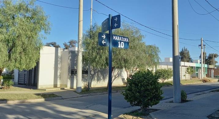 Por cuenta propia, vecinos bautizaron “Maradona” a la calle 10 de un barrio bandeño