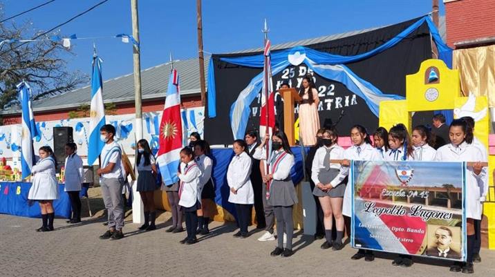Colorida celebración por los 212 años de la Gesta de Mayo en Los Quiroga