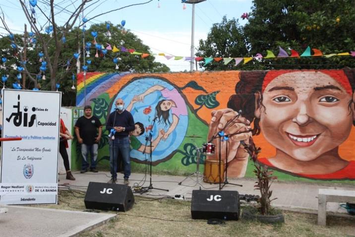 Pintan un mural para generar conciencia sobre el autismo Pintan un mural para generar conciencia sobre el autismo