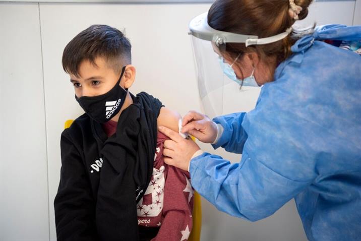 Covid: vacunan con la dosis de refuerzo a niños de 5 a 11 años