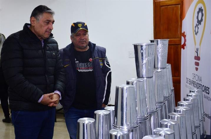 Entregan herramientas a un artesano para que desarrolle su emprendimiento