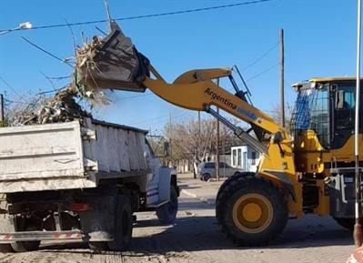 Realizan un amplio operativo de limpieza en el barrio Sarmiento