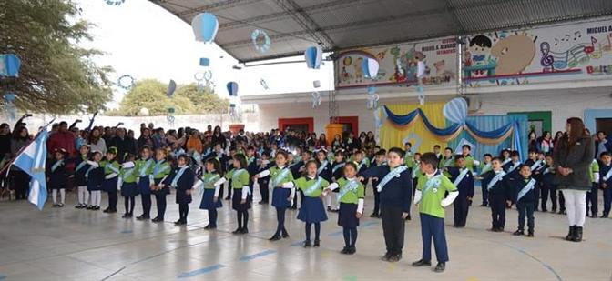 Jardineritos de Beltrán prometieron cariño a la bandera