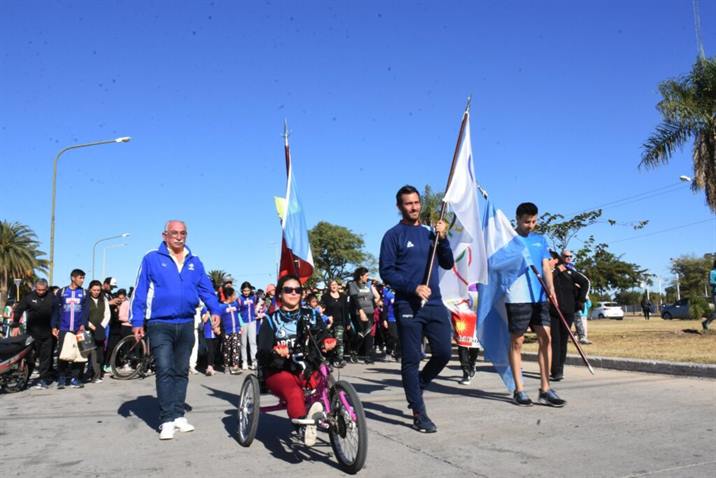 Masiva caminata para celebrar el Día Olímpico Masiva caminata para celebrar el Día Olímpico
