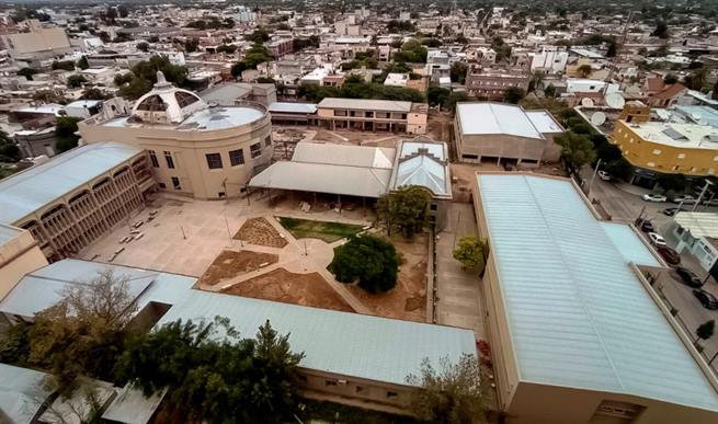 El histórico edificio de la Escuela del Centenario va tomando forma