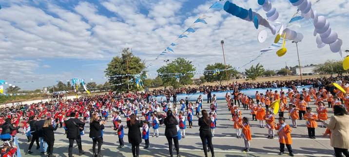 Emotiva promesa de cariño a la bandera de cientos de chicos en Clodomira Emotiva promesa de cariño a la bandera de cientos de chicos en Clodomira
