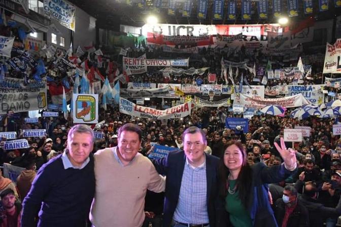 Candidatos del Frente Cívico en La Banda llaman a “subirse al tren del progreso” Candidatos del Frente Cívico en La Banda llaman a “subirse al tren del progreso”