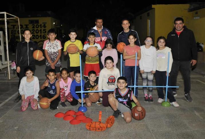 Escuela de Básquet de Fernández recibió elementos deportivos